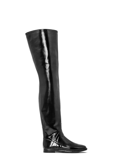 Side profile of ACQUO of Sweden’s over-the-knee black rubber boot with a sleek flat sole – iconic Scandinavian style with a minimalist, polished look
