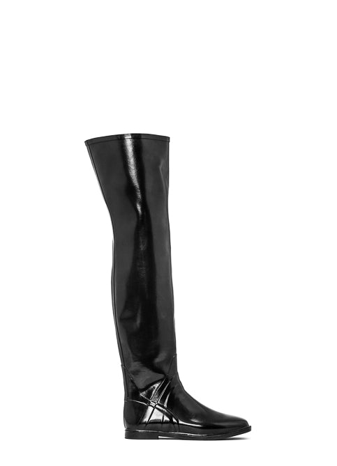 ACQUO of Sweden knee-high black shiny boots with flat sole – Scandinavian-designed statement footwear for bold and stylish fashion lovers