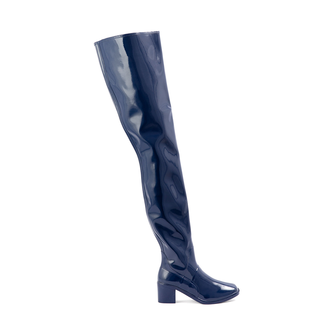Elsa Iris Blue side view of ACQUO of Sweden shiny rubber boots with a slim silhouette and block heel.