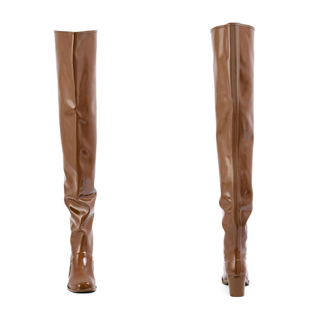 Elsa Walnut Brown front and back view of ACQUO of Sweden shiny rubber boots with a slim silhouette and soft creases in the material