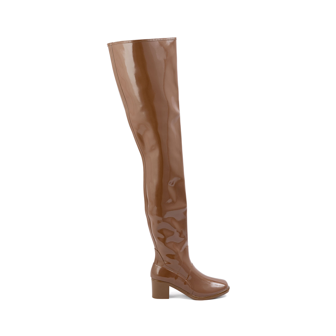 Elsa Walnut Brown side view of ACQUO of Sweden shiny rubber boots with a slim silhouette and block heel