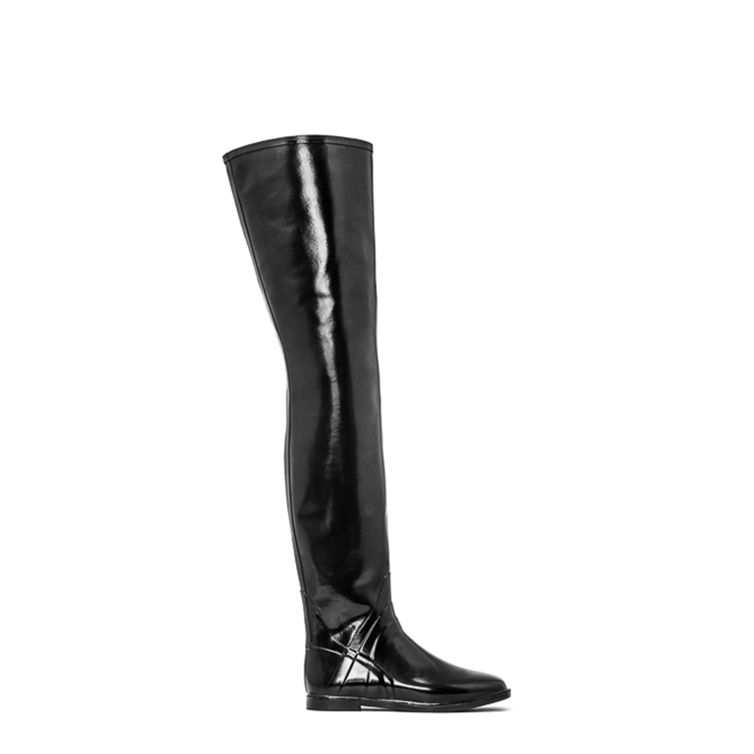 Side profile of ACQUO of Sweden’s over-the-knee black rubber boot with a sleek flat sole – iconic Scandinavian style with a minimalist, polished look