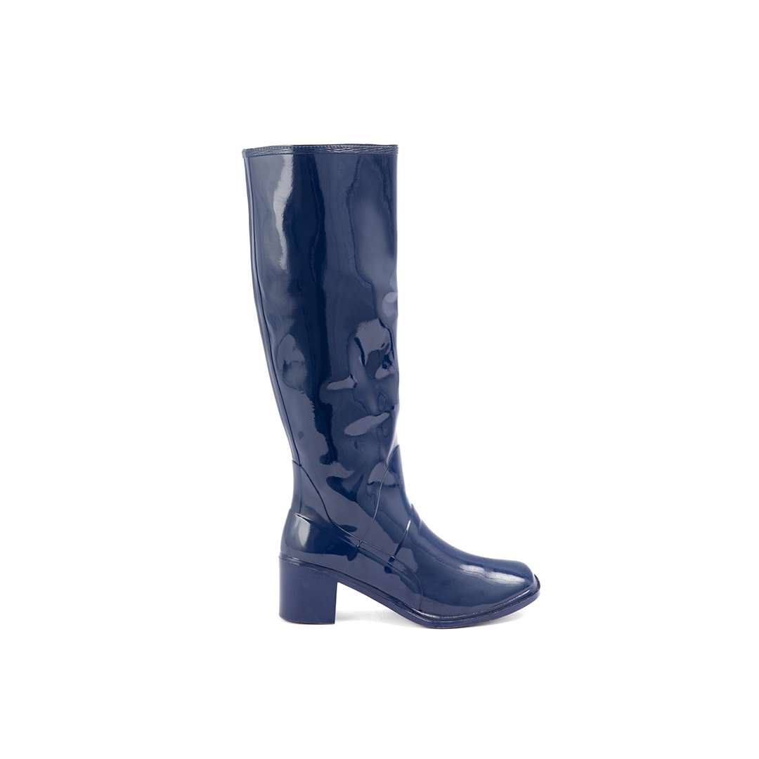 Karin Iris Blue side view by ACQUO of Sweden featuring elegant iris blue rubber boots with a sleek silhouette and refined block heel.