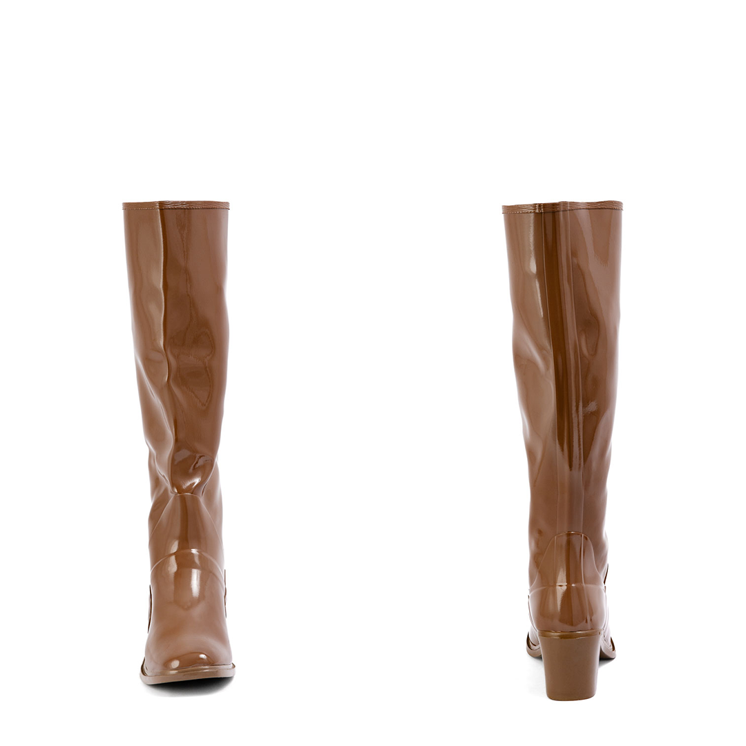Karin Walnut Brown front and back view of ACQUO of Sweden shiny rubber boots with a structured silhouette and block heel.
