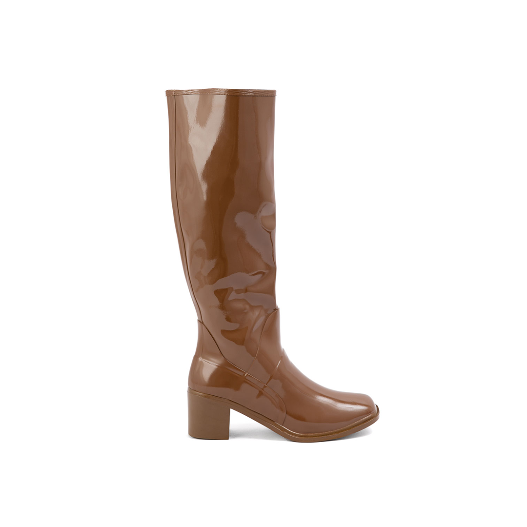 Karin Walnut Brown side view of ACQUO of Sweden shiny rubber boots with a structured silhouette and block heel.