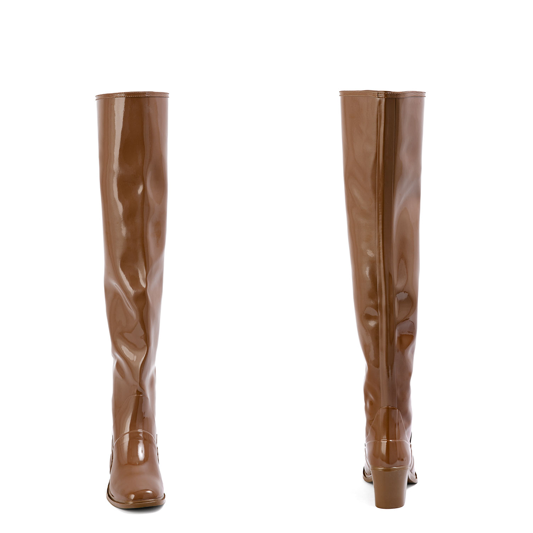 Lisa Walnut Brown front and back view of ACQUO of Sweden shiny rubber boots with a slim silhouette and block heel.