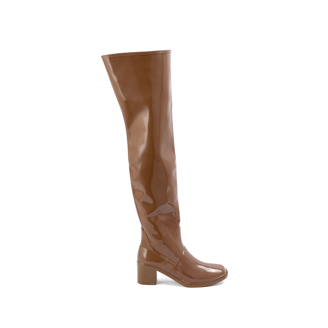 Lisa Walnut Brown side view of ACQUO of Sweden shiny rubber boots with a slim silhouette and block heel.