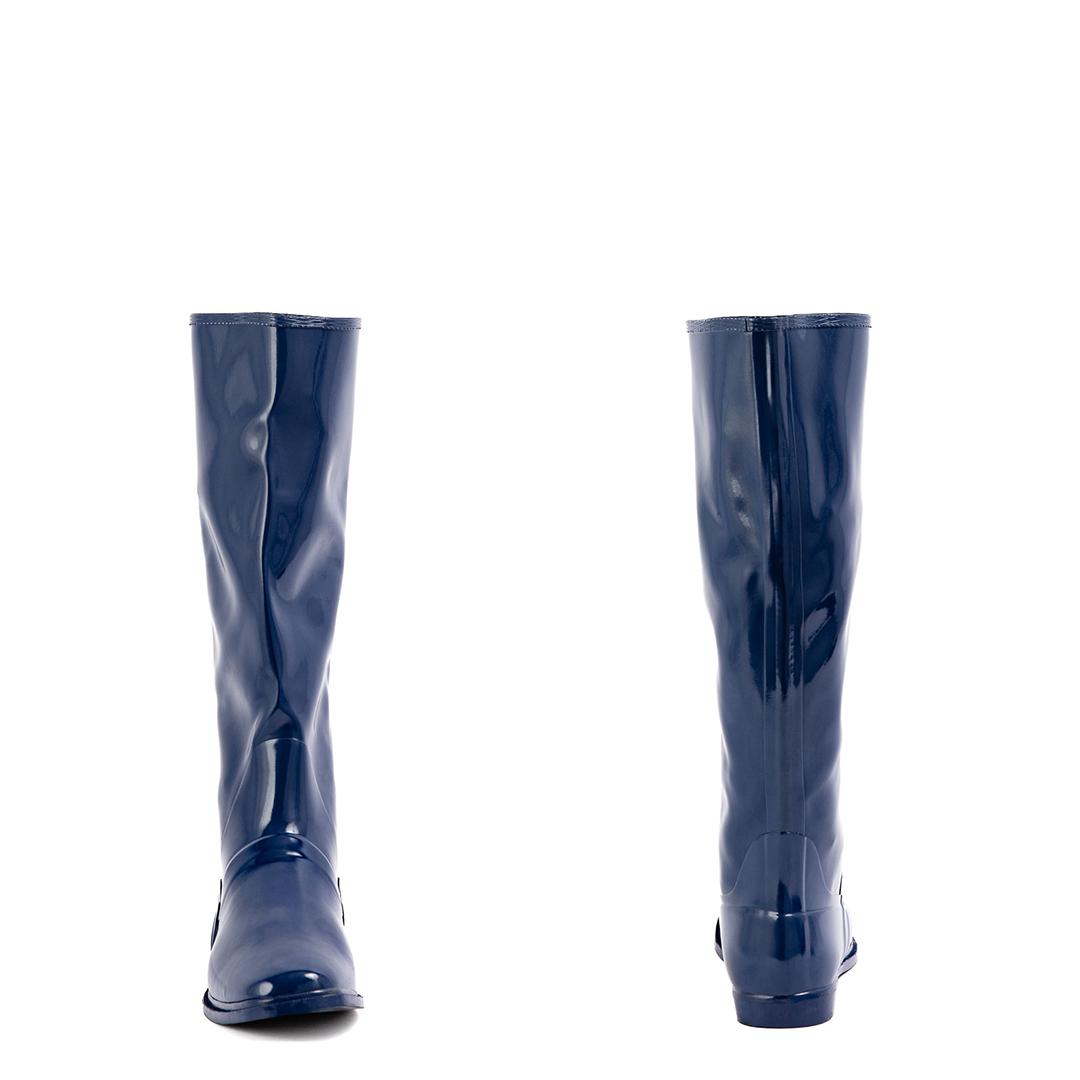 Svea Iris Blue front and back view by ACQUO of Sweden featuring elegant iris blue knee-high rubber boots with a sleek silhouette and flat sole.
