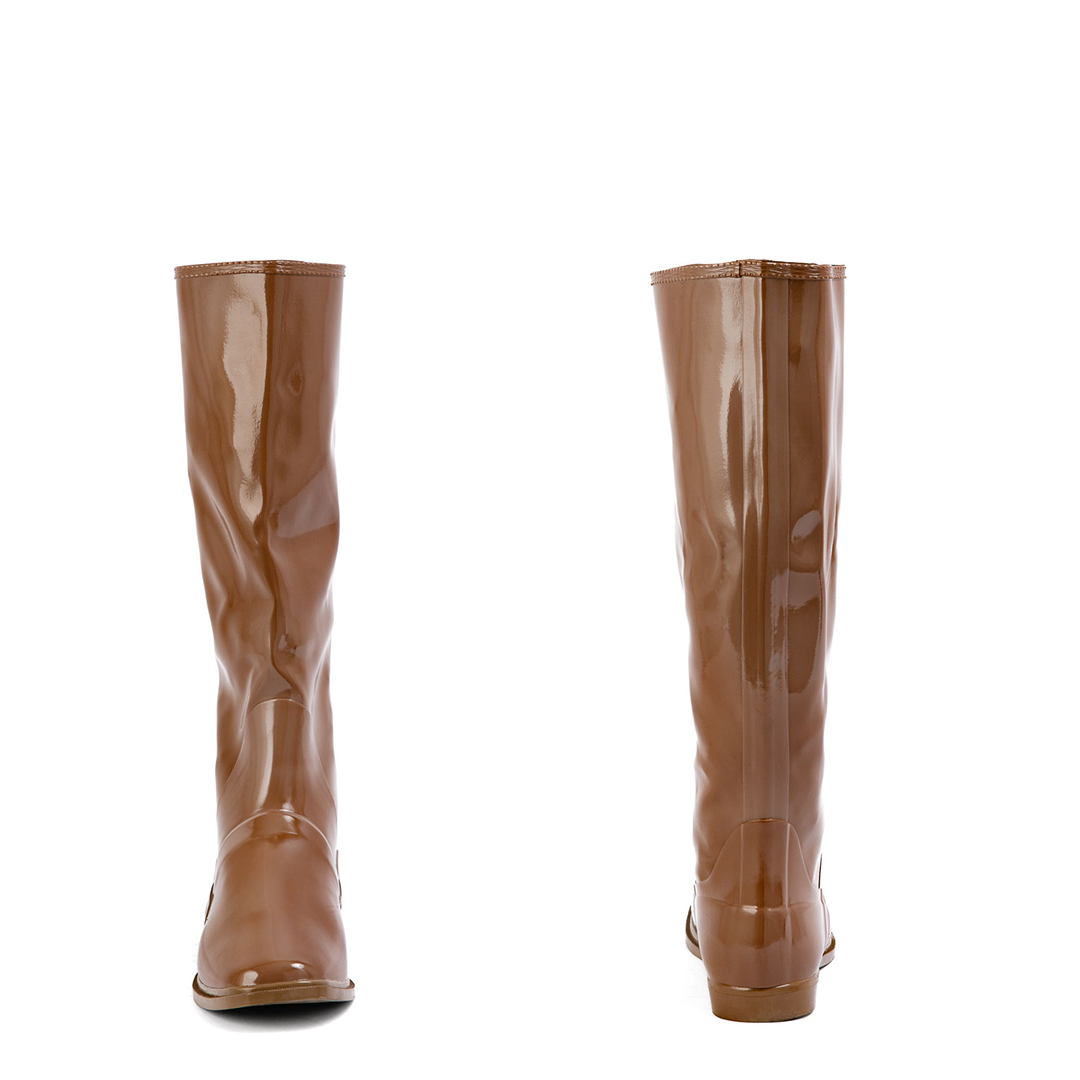 Svea Walnut Brown front and back view of ACQUO of Sweden shiny rubber boots with a classic silhouette and flat sole