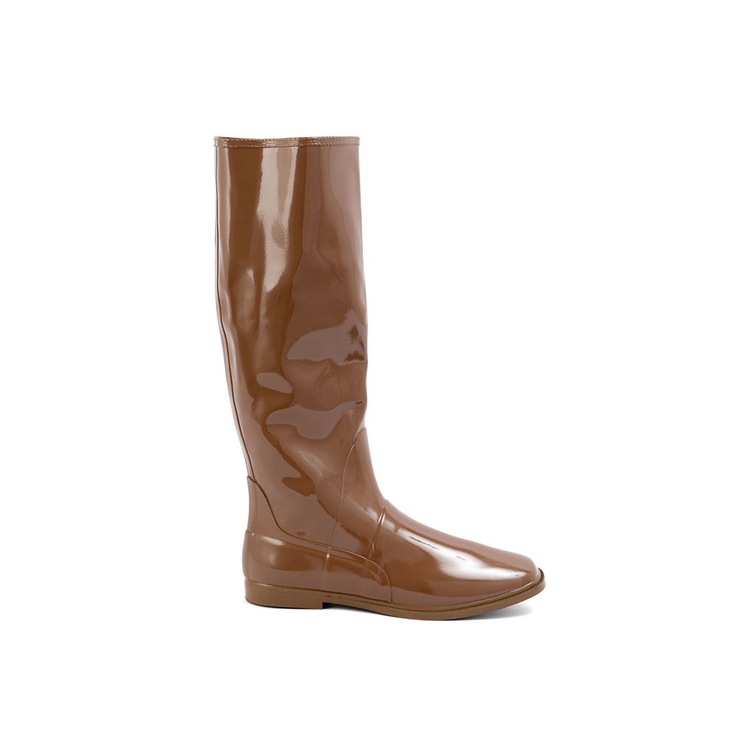 Svea Walnut Brown side view of ACQUO of Sweden shiny rubber boots with a classic silhouette and flat sole.