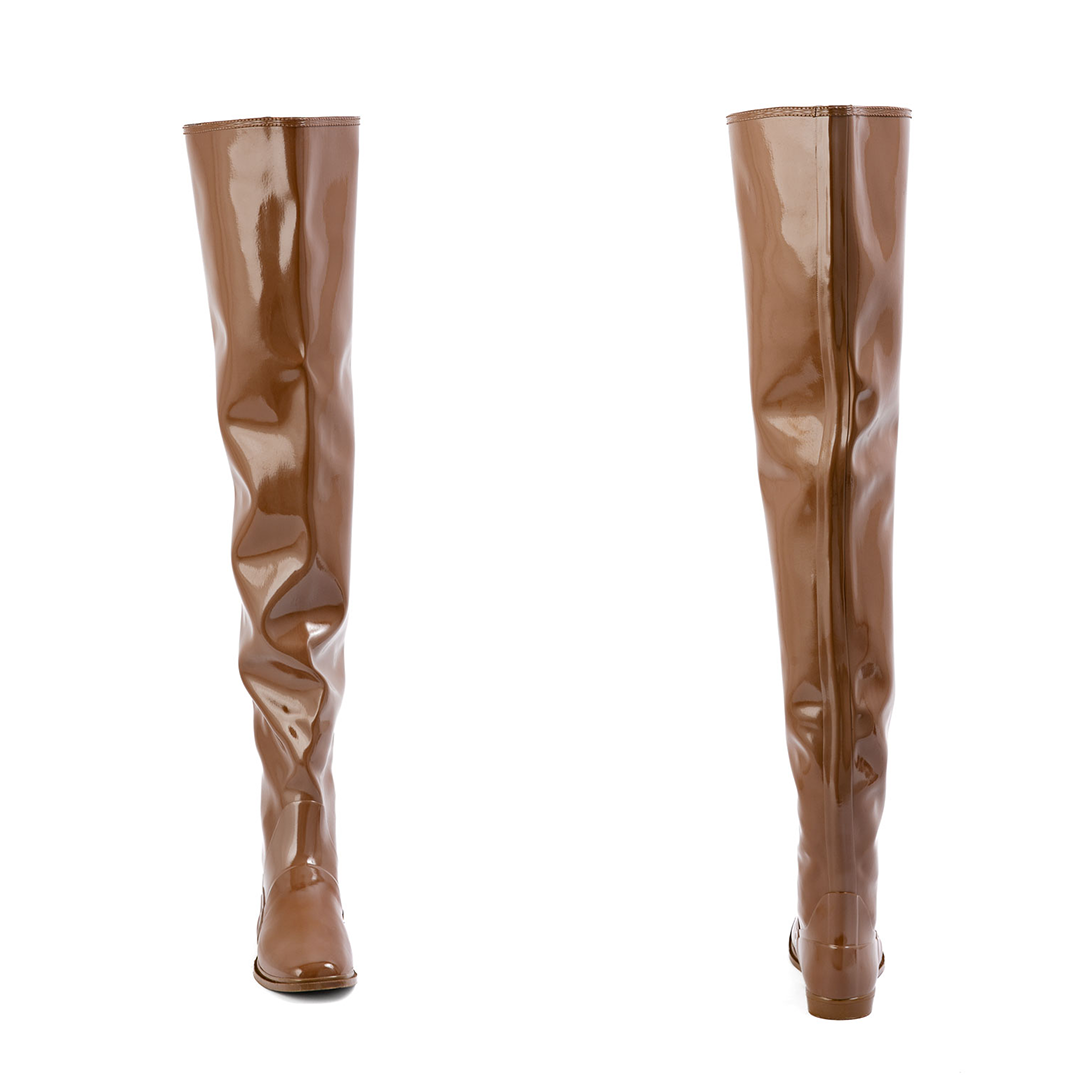 Vega Walnut Brown front and back view of ACQUO of Sweden shiny rubber boots with a slim silhouette and flat sole.